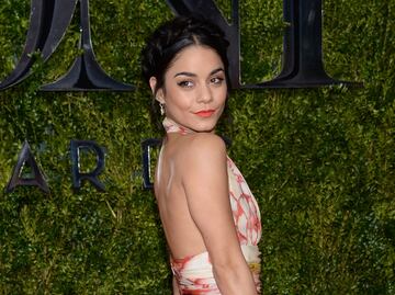 Vanessa Hudgens se quita el top del bikini y posa en las playas de las Filipinas