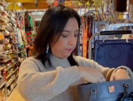 Mujer acusa a afroamaericano de robar celular, pero lo encuentra en su bolso