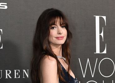 Anne Hathaway derrocha belleza con vestido de lentejuelas al estilo backless