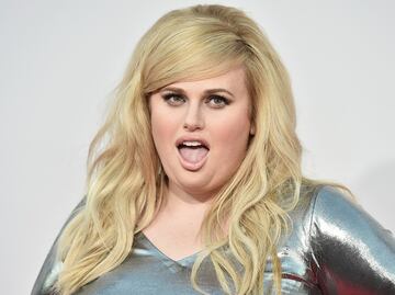 Rebel Wilson irradia belleza con traje de baño tras perder más de 30 kilos