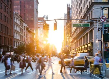 Nueva York identifica más de 18,000 empleos disponibles para inmigrantes