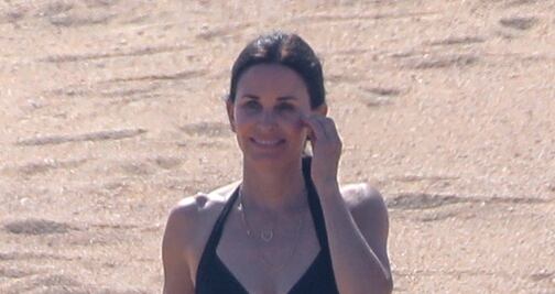 Courteney Cox luce bikini y celebra sus 55 años en México
