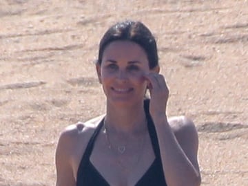 Courteney Cox luce bikini y celebra sus 55 años en México