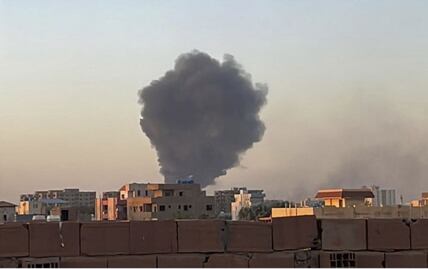 Estados Unidos evacúa a su personal de Sudán; cierra embajada