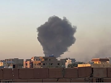 Estados Unidos evacúa a su personal de Sudán; cierra embajada