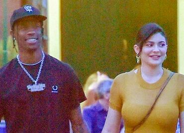 Kylie Jenner impacta con ceñido vestido amarillo en Italia