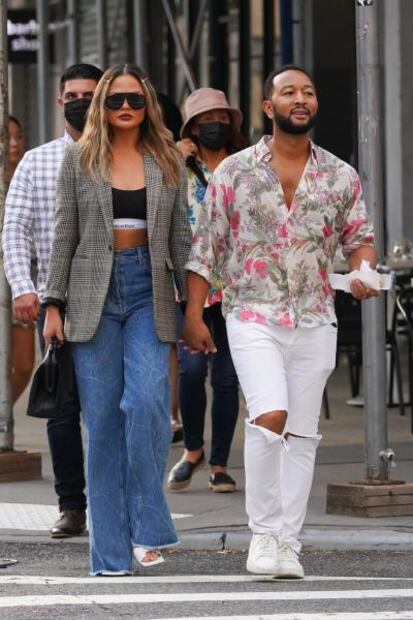 Chrissy Teigen destila glamour con crop top en Nueva York 