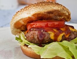 Mujer termina hospitalizada por comer hamburguesa y demanda a restaurante en EU