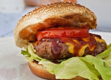 Mujer termina hospitalizada por comer hamburguesa y demanda a restaurante en EU