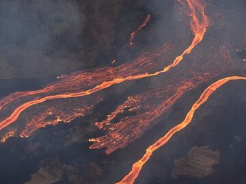 Playa de Hawái estrena arena negra por erupción del Kilauea