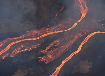Playa de Hawái estrena arena negra por erupción del Kilauea