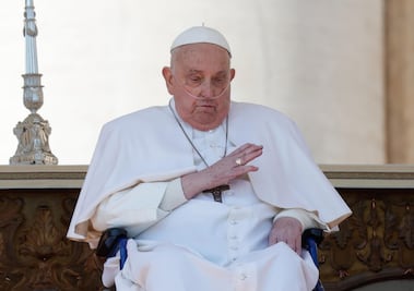 El papa Francisco, convaleciente, reaparece por sorpresa en la plaza de San Pedro
