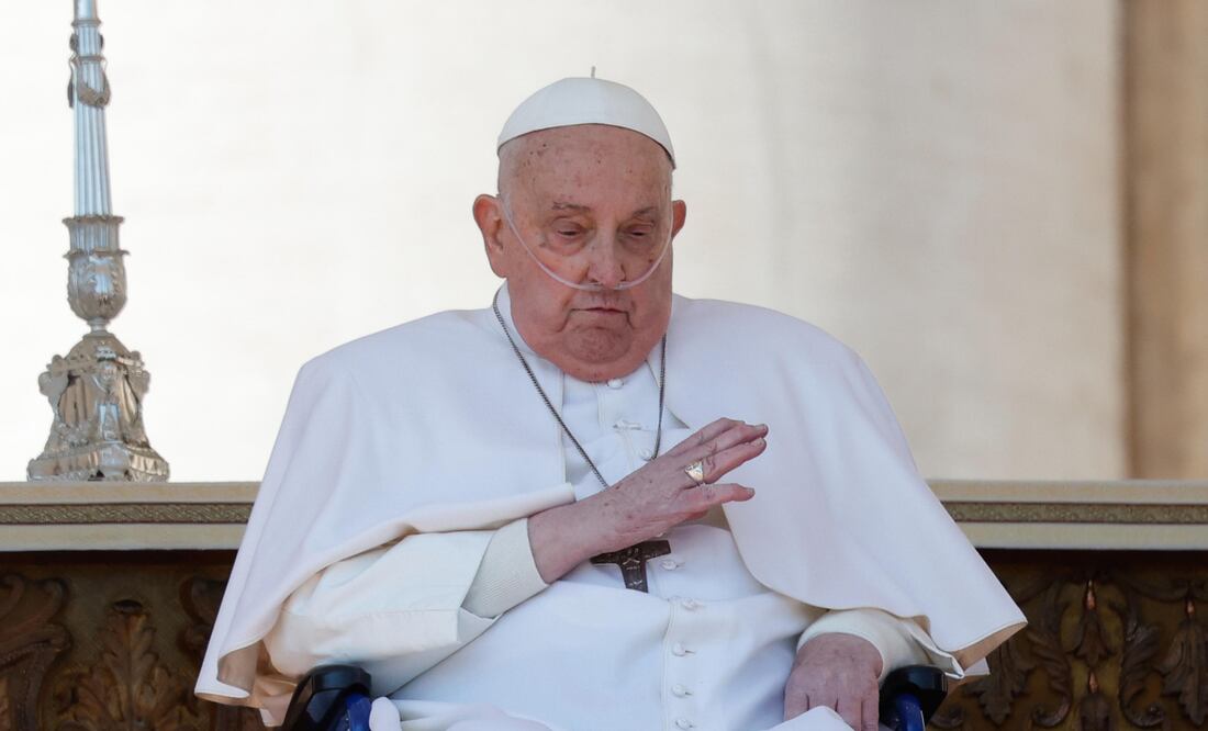 El papa Francisco, convaleciente, reaparece por sorpresa en la plaza de San Pedro. Foto: EFE
