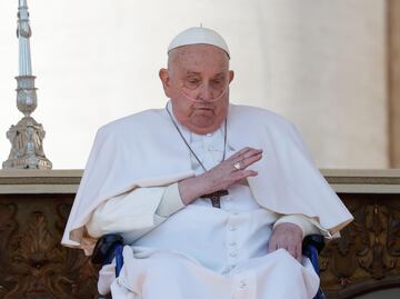 El papa Francisco, convaleciente, reaparece por sorpresa en la plaza de San Pedro