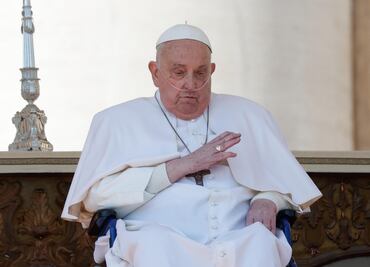 El papa Francisco, convaleciente, reaparece por sorpresa en la plaza de San Pedro