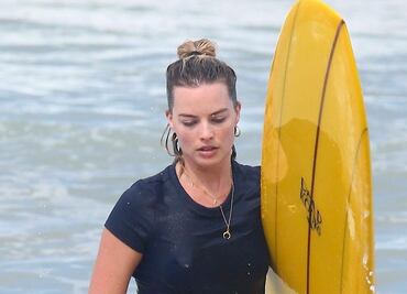Margot Robbie se luce con diminuto bikini rosa en fiesta en la alberca