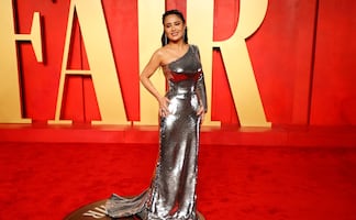 Salma Hayek se roba la atención en Instagram con bikini azul de infarto