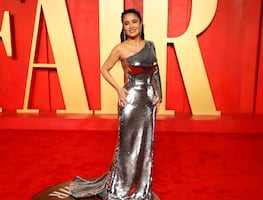 Salma Hayek se roba la atención en Instagram con bikini azul de infarto