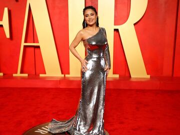 Salma Hayek se roba la atención en Instagram con bikini azul de infarto