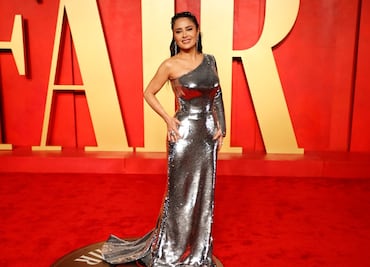Salma Hayek se roba la atención en Instagram con bikini azul de infarto