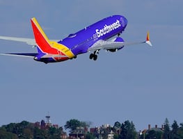 Empleada de Southwest acusa a mujer de trata de personas; iba con su hija birracial