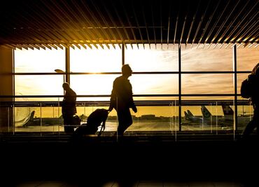 Pasajeros problemáticos no podrán subirse a un avión en EU: FAA