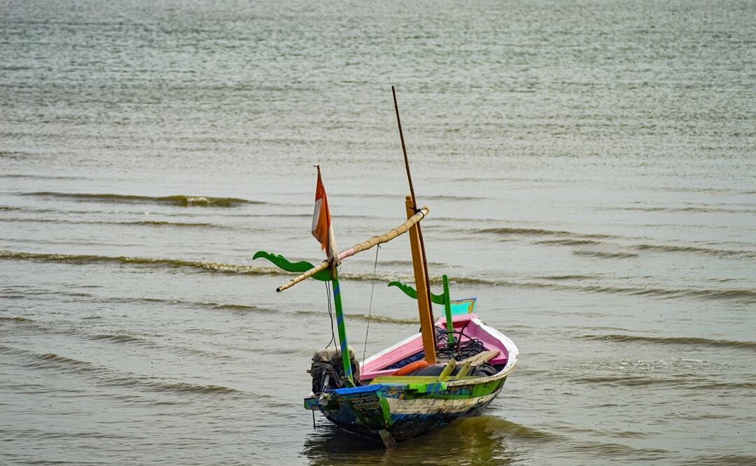 Rescatan a hombre tras naufragar gracias al reflejo de su reloj; llevaba un día flotando en medio del mar. Foto: iStock-Anzz Media