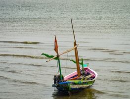 Rescatan a hombre tras naufragar gracias al reflejo de su reloj; llevaba un día flotando en medio del mar