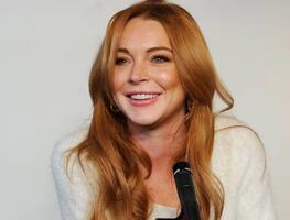 ¡Muy fetch! Lindsay Lohan luce renovada con vestido estilo 'cut out' en el estreno de 'Mean Girls'