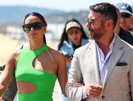 Eva Longoria arrasa en Cannes con un vestido 'cut out' al estilo braless