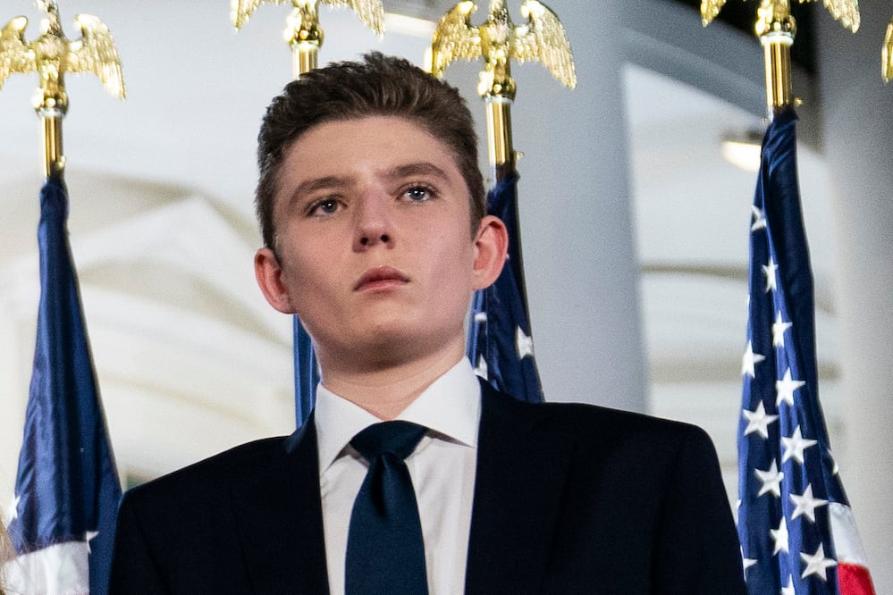 Barron Trump enfrenta a profesores en la Universidad de Nueva York que acusan a su padre de ser una “amenaza". FOTO: AP