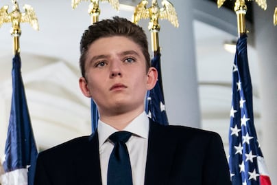 Barron Trump enfrenta a profesores en la Universidad de Nueva York que acusan a su padre de ser una “amenaza”