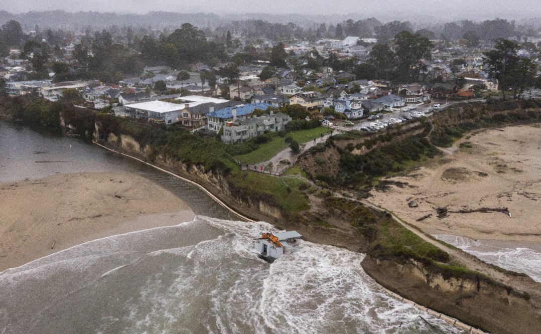 Residentes de California en alerta por amenaza de fuertes olas e inundaciones en Nochebuena