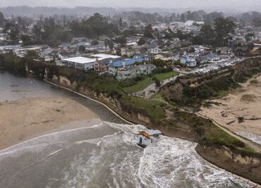 Residentes de California en alerta por amenaza de fuertes olas e inundaciones en Nochebuena