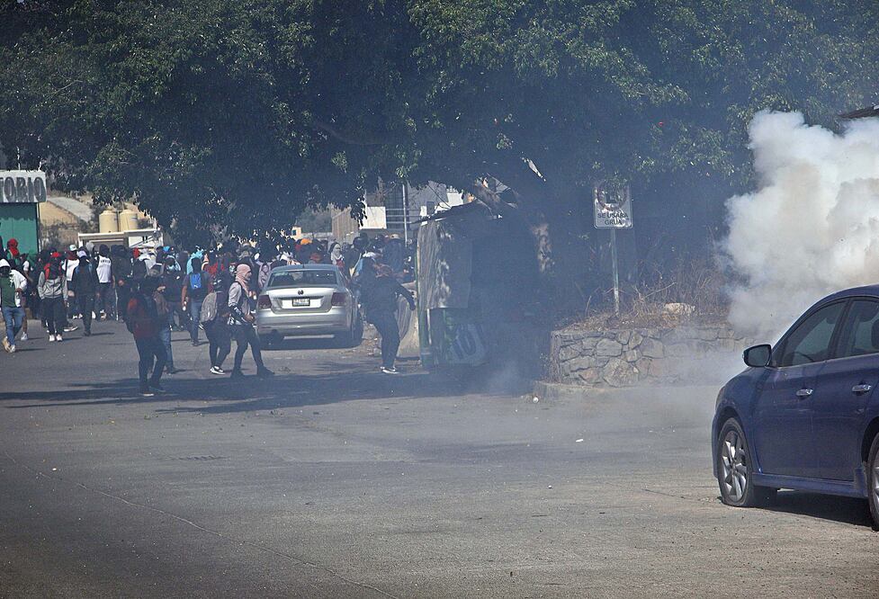 Normalistas causan destrozos en la Fiscalía de Guerrero tras la fuga del policía que asesinó a compañero. EFE/José Luis de la Cruz