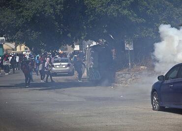 Normalistas causan destrozos en la Fiscalía de Guerrero tras la fuga del policía que asesinó a compañero. FOTOS