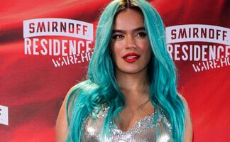 Karol G se luce con traje de baño metálico al estilo Kim Kardashian