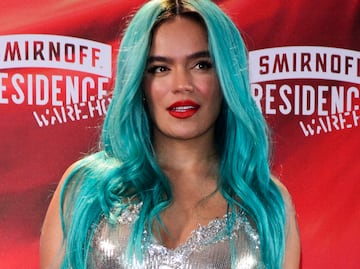 Karol G se luce con traje de baño metálico al estilo Kim Kardashian