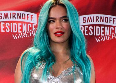 Karol G se luce con traje de baño metálico al estilo Kim Kardashian