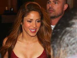 Shakira conquista Nueva York con minivestido rojo de lujo