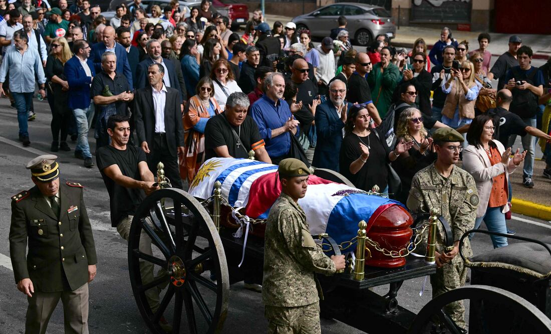 Restos de José Mujica reciben emotiva despedida en Uruguay: así fue el homenaje nacional. FOTOS. (Photo by Pablo PORCIUNCULA / AFP)