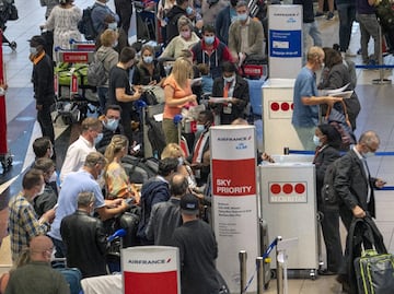 Por ómicron, Francia prohíbe la mayoría de viajes hacia Reino Unido