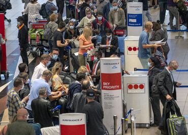 Por ómicron, Francia prohíbe la mayoría de viajes hacia Reino Unido