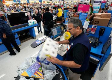 Walmart anuncia aumento al salario en 500 de sus tiendas