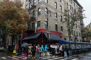 Fans despiden a Matthew Perry en el rincón de "Friends" en Nueva York