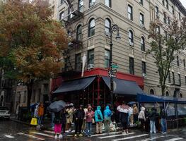 Fans despiden a Matthew Perry en el rincón de "Friends" en Nueva York