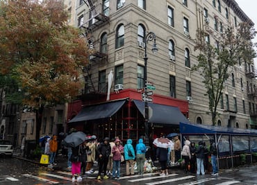 Fans despiden a Matthew Perry en el rincón de "Friends" en Nueva York