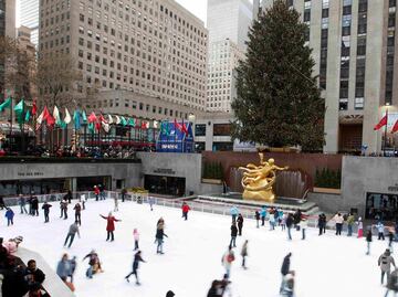 Patina en la pista de hielo del Rockefeller Center de Nueva York