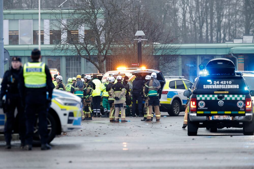 Tragedia en Suecia: Al menos 10 muertos en tiroteo en centro educativo de Örebro. (Kicki Nilsson/TT News Agency via AP)