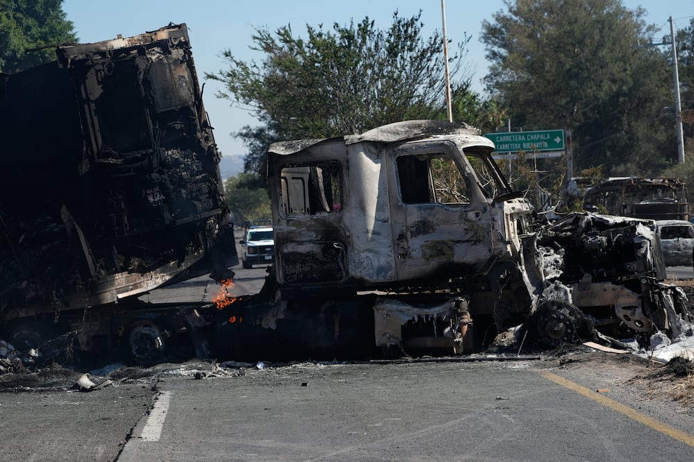 “Bloquearemos el país”: Transportistas alistan paro nacional tras quema de unidades por violencia ligada a muerte de “El Mencho” (AP Photo/Marco Ugarte)